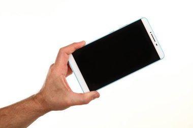 İnsan eli, avucunda boş bir krom ekran olan modern bir akıllı telefonu tutar. Teknoloji ve reklam kavramı. Ayrıntılı yakın çekim stüdyo çekimi soyut beyaz arka planda izole