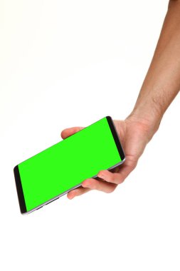 İnsan eli, avucunda boş bir krom ekran olan modern bir akıllı telefonu tutar. Teknoloji ve reklam kavramı. Ayrıntılı yakın çekim stüdyo çekimi soyut beyaz arka planda izole