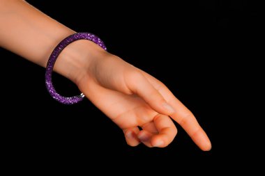 Güzel bir el yapımı mücevher bileziği. Renkli parlak boncuklar ve nötr manikürlü gevşek bir kadın bileği. Moda ve el işi aksesuarları. Yumuşak seçici odaklı yakın plan