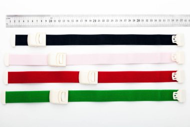 Esnek bandaj ve laboratuvar ekipmanları beyaz arka planda izole edilmiş. Profesyonel klinik aletleri. Tıbbi, cerrahi, ambulans ve veteriner konsepti. Yumuşak seçici odaklı yakın plan