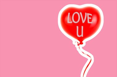 Kırmızı lastik şişme kalp şeklinde balon. Aşk, ilişki, sevgililer günü ve doğum günü kutlaması konsepti. Boş kopya alanı olan dergi tarzı moda kolajı