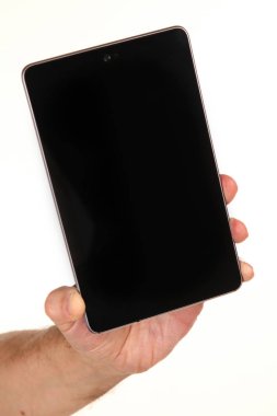 İnsan eli, avucunda boş bir krom ekran olan modern bir akıllı telefonu tutar. Teknoloji ve reklam kavramı. Ayrıntılı yakın çekim stüdyo çekimi soyut beyaz arka planda izole