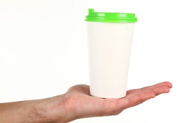 İnsan eli plastik kapaklı boş bir kahve fincanı tutar. Tek kullanımlık fincana çay ya da kahve konsepti. Metin veya logo için yeri ve yeri kopyala. Beyaz bir arkaplanda izole edilmiş