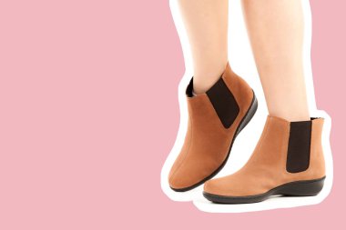 Bayan giysi ayakkabısı. Düşük deri ayakkabılar giyen uzun ince kadın bacağı. Fotokopi alanı olan moda modeli. Klasik ve günlük kıyafet konsepti. Ayrıntılı yakın çekim stüdyo çekimi. Dergi tarzı moda kolajı