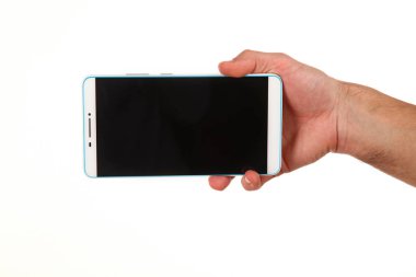 İnsan eli, avucunda boş bir krom ekran olan modern bir akıllı telefonu tutar. Teknoloji ve reklam kavramı. Ayrıntılı yakın çekim stüdyo çekimi soyut beyaz arka planda izole