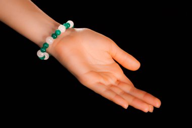 Güzel bir el yapımı mücevher bileziği. Renkli parlak boncuklar ve nötr manikürlü gevşek bir kadın bileği. Moda ve el işi aksesuarları. Yumuşak seçici odaklı yakın plan