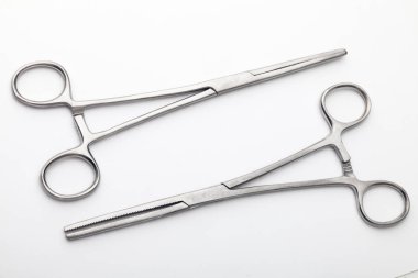 Çelik cerrahi aletler ve laboratuvar ekipmanları beyaz arka planda izole edilmiş. Profesyonel klinik aletleri. Tıbbi, cerrahi, ambulans ve veteriner konsepti. Yumuşak seçici odaklı yakın plan