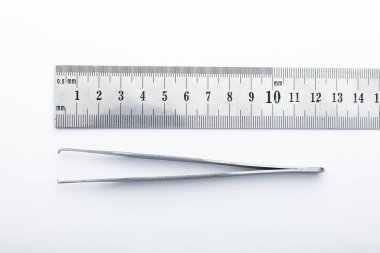 Çelik cerrahi aletler ve laboratuvar ekipmanları beyaz arka planda izole edilmiş. Profesyonel klinik aletleri. Tıbbi, cerrahi, ambulans ve veteriner konsepti. Yumuşak seçici odaklı yakın plan