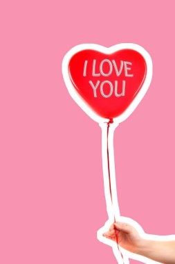 Kadın eli kırmızı kauçuk, şişme kalp şeklinde balon tutuyor. Aşk, ilişki, sevgililer günü ve doğum günü kutlaması konsepti. Boş kopya alanı olan dergi tarzı moda kolajı