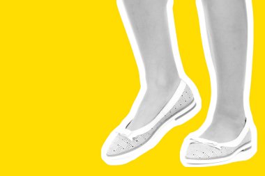 Bayan giysi ayakkabısı. Düşük deri ayakkabılar giyen uzun ince kadın bacağı. Fotokopi alanı olan moda modeli. Klasik ve günlük kıyafet konsepti. Ayrıntılı yakın çekim stüdyo çekimi. Dergi tarzı moda kolajı