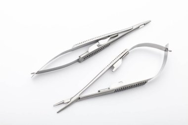 Çelik cerrahi aletler ve laboratuvar ekipmanları beyaz arka planda izole edilmiş. Profesyonel klinik aletleri. Tıbbi, cerrahi, ambulans ve veteriner konsepti. Yumuşak seçici odaklı yakın plan