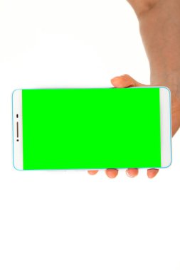 İnsan eli, avucunda boş bir krom ekran olan modern bir akıllı telefonu tutar. Teknoloji ve reklam kavramı. Ayrıntılı yakın çekim stüdyo çekimi soyut beyaz arka planda izole