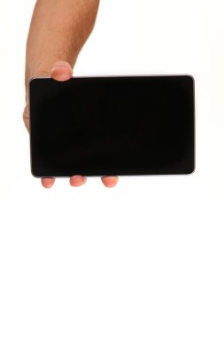 İnsan eli, avucunda boş bir krom ekran olan modern bir akıllı telefonu tutar. Teknoloji ve reklam kavramı. Ayrıntılı yakın çekim stüdyo çekimi soyut beyaz arka planda izole