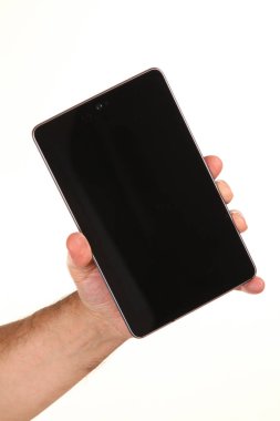 İnsan eli, avucunda boş bir krom ekran olan modern bir akıllı telefonu tutar. Teknoloji ve reklam kavramı. Ayrıntılı yakın çekim stüdyo çekimi soyut beyaz arka planda izole