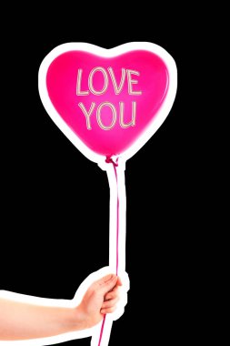 Kadın eli kırmızı kauçuk, şişme kalp şeklinde balon tutuyor. Aşk, ilişki, sevgililer günü ve doğum günü kutlaması konsepti. Boş kopya alanı olan dergi tarzı moda kolajı