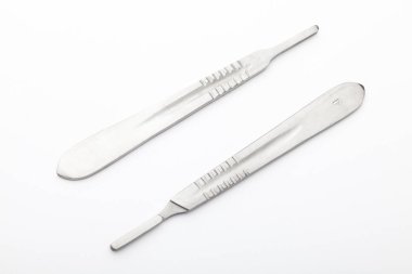 Çelik cerrahi aletler ve laboratuvar ekipmanları beyaz arka planda izole edilmiş. Profesyonel klinik aletleri. Tıbbi, cerrahi, ambulans ve veteriner konsepti. Yumuşak seçici odaklı yakın plan