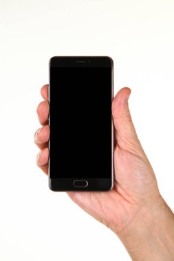 İnsan eli, avucunda boş bir krom ekran olan modern bir akıllı telefonu tutar. Teknoloji ve reklam kavramı. Ayrıntılı yakın çekim stüdyo çekimi soyut beyaz arka planda izole