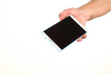 İnsan eli, avucunda boş bir krom ekran olan modern bir akıllı telefonu tutar. Teknoloji ve reklam kavramı. Ayrıntılı yakın çekim stüdyo çekimi soyut beyaz arka planda izole