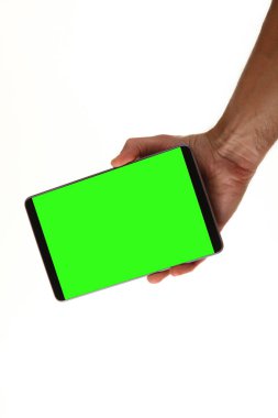 İnsan eli, avucunda boş bir krom ekran olan modern bir akıllı telefonu tutar. Teknoloji ve reklam kavramı. Ayrıntılı yakın çekim stüdyo çekimi soyut beyaz arka planda izole