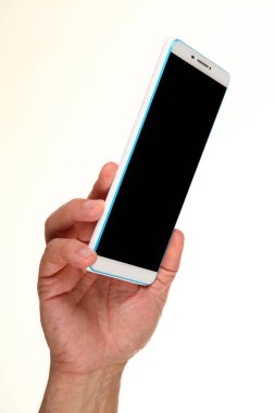 İnsan eli, avucunda boş bir krom ekran olan modern bir akıllı telefonu tutar. Teknoloji ve reklam kavramı. Ayrıntılı yakın çekim stüdyo çekimi soyut beyaz arka planda izole