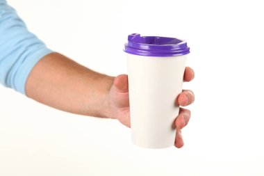 İnsan eli plastik kapaklı boş bir kahve fincanı tutar. Tek kullanımlık fincana çay ya da kahve konsepti. Metin veya logo için yeri ve yeri kopyala. Beyaz bir arkaplanda izole edilmiş
