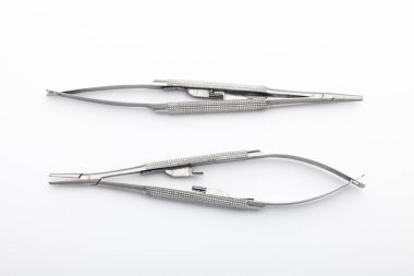 Çelik cerrahi aletler ve laboratuvar ekipmanları beyaz arka planda izole edilmiş. Profesyonel klinik aletleri. Tıbbi, cerrahi, ambulans ve veteriner konsepti. Yumuşak seçici odaklı yakın plan