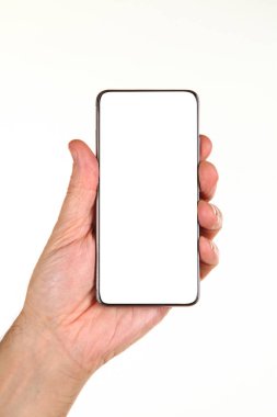 İnsan eli, avucunda boş bir krom ekran olan modern bir akıllı telefonu tutar. Teknoloji ve reklam kavramı. Ayrıntılı yakın çekim stüdyo çekimi soyut beyaz arka planda izole