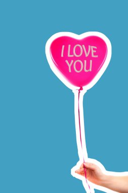 Kadın eli kırmızı kauçuk, şişme kalp şeklinde balon tutuyor. Aşk, ilişki, sevgililer günü ve doğum günü kutlaması konsepti. Boş kopya alanı olan dergi tarzı moda kolajı
