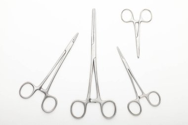 Çelik cerrahi aletler ve laboratuvar ekipmanları beyaz arka planda izole edilmiş. Profesyonel klinik aletleri. Tıbbi, cerrahi, ambulans ve veteriner konsepti. Yumuşak seçici odaklı yakın plan