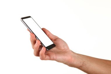 İnsan eli, avucunda boş bir krom ekran olan modern bir akıllı telefonu tutar. Teknoloji ve reklam kavramı. Ayrıntılı yakın çekim stüdyo çekimi soyut beyaz arka planda izole