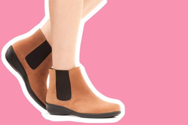 Bayan giysi ayakkabısı. Düşük deri ayakkabılar giyen uzun ince kadın bacağı. Fotokopi alanı olan moda modeli. Klasik ve günlük kıyafet konsepti. Ayrıntılı yakın çekim stüdyo çekimi. Dergi tarzı moda kolajı