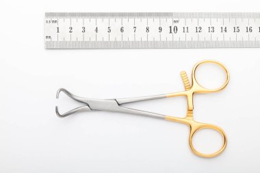 Çelik cerrahi aletler ve laboratuvar ekipmanları beyaz arka planda izole edilmiş. Profesyonel klinik aletleri. Tıbbi, cerrahi, ambulans ve veteriner konsepti. Yumuşak seçici odaklı yakın plan