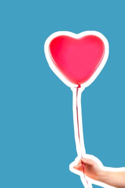 Kadın eli kırmızı kauçuk, şişme kalp şeklinde balon tutuyor. Aşk, ilişki, sevgililer günü ve doğum günü kutlaması konsepti. Boş kopya alanı olan dergi tarzı moda kolajı