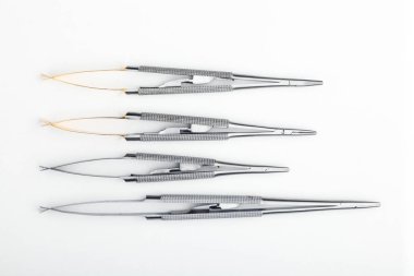 Çelik cerrahi aletler ve laboratuvar ekipmanları beyaz arka planda izole edilmiş. Profesyonel klinik aletleri. Tıbbi, cerrahi, ambulans ve veteriner konsepti. Yumuşak seçici odaklı yakın plan