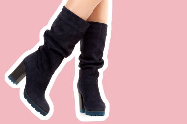 Bayan giysi ayakkabısı. Uzun ince kadın bacakları yüksek topuklu uzun çizme giyer. Fotokopi alanı olan moda modeli. Klasik ve günlük kıyafet konsepti. Ayrıntılı yakın çekim stüdyo çekimi. Dergi tarzı moda kolajı