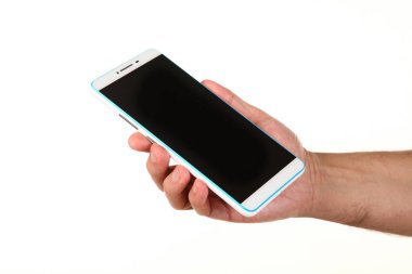 İnsan eli, avucunda boş bir krom ekran olan modern bir akıllı telefonu tutar. Teknoloji ve reklam kavramı. Ayrıntılı yakın çekim stüdyo çekimi soyut beyaz arka planda izole