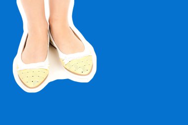 Bayan giysi ayakkabısı. Düşük deri ayakkabılar giyen uzun ince kadın bacakları. Fotokopi alanı olan moda modeli. Klasik ve günlük kıyafet konsepti. Ayrıntılı yakın çekim stüdyo çekimi. Dergi tarzı moda kolajı