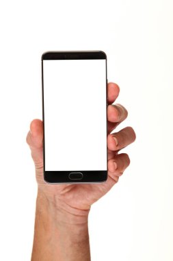 İnsan eli, avucunda boş bir krom ekran olan modern bir akıllı telefonu tutar. Teknoloji ve reklam kavramı. Ayrıntılı yakın çekim stüdyo çekimi soyut beyaz arka planda izole