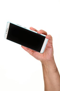 İnsan eli, avucunda boş bir krom ekran olan modern bir akıllı telefonu tutar. Teknoloji ve reklam kavramı. Ayrıntılı yakın çekim stüdyo çekimi soyut beyaz arka planda izole