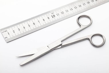 Çelik cerrahi aletler ve laboratuvar ekipmanları beyaz arka planda izole edilmiş. Profesyonel klinik aletleri. Tıbbi, cerrahi, ambulans ve veteriner konsepti. Yumuşak seçici odaklı yakın plan