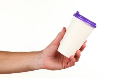 İnsan eli plastik kapaklı boş bir kahve fincanı tutar. Tek kullanımlık fincana çay ya da kahve konsepti. Metin veya logo için yeri ve yeri kopyala. Beyaz bir arkaplanda izole edilmiş
