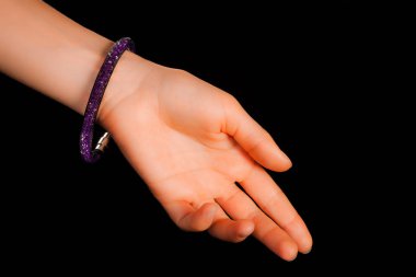 Güzel bir el yapımı mücevher bileziği. Renkli parlak boncuklar ve nötr manikürlü gevşek bir kadın bileği. Moda ve el işi aksesuarları. Yumuşak seçici odaklı yakın plan