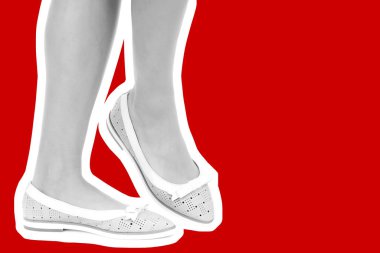 Bayan giysi ayakkabısı. Düşük deri ayakkabılar giyen uzun ince kadın bacağı. Fotokopi alanı olan moda modeli. Klasik ve günlük kıyafet konsepti. Ayrıntılı yakın çekim stüdyo çekimi. Dergi tarzı moda kolajı