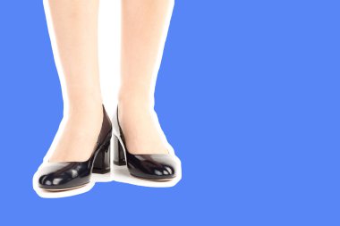 Bayan giysi ayakkabısı. Uzun ince kadın bacakları yüksek topuklu ayakkabı giyer. Fotokopi alanı olan moda modeli. Klasik ve günlük kıyafet konsepti. Ayrıntılı yakın çekim stüdyo çekimi. Dergi tarzı moda kolajı