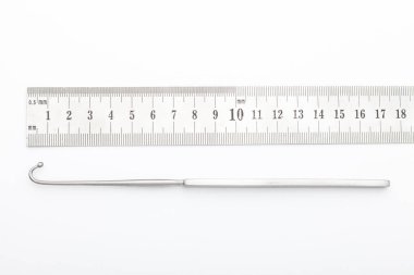 Çelik cerrahi aletler ve laboratuvar ekipmanları beyaz arka planda izole edilmiş. Profesyonel klinik aletleri. Tıbbi, cerrahi, ambulans ve veteriner konsepti. Yumuşak seçici odaklı yakın plan