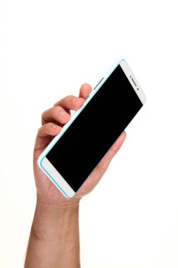 İnsan eli, avucunda boş bir krom ekran olan modern bir akıllı telefonu tutar. Teknoloji ve reklam kavramı. Ayrıntılı yakın çekim stüdyo çekimi soyut beyaz arka planda izole