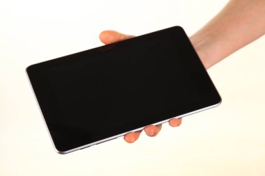 İnsan eli, avucunda boş bir krom ekran olan modern bir akıllı telefonu tutar. Teknoloji ve reklam kavramı. Ayrıntılı yakın çekim stüdyo çekimi soyut beyaz arka planda izole