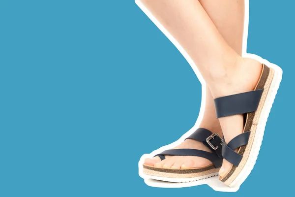 Пані Взуття Довгі Тонкі Жіночі Ноги Носять Шкіряні Сандалі Макет — стокове фото