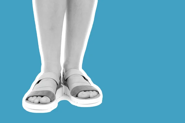 Calzado Mujer Largas Piernas Delgadas Mujer Con Sandalias Cuero Maqueta —  Fotos de Stock