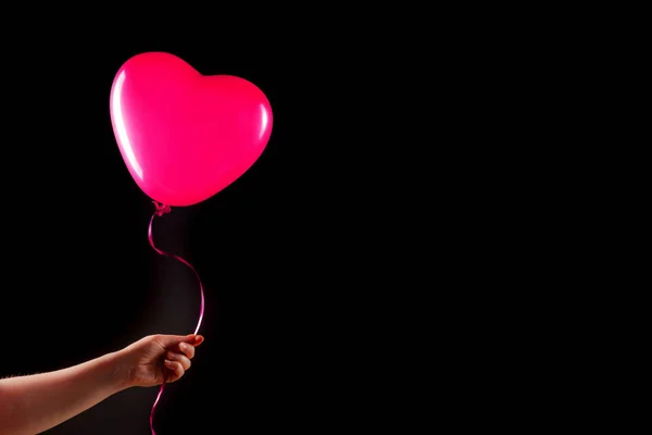 Nainen Käsi Pitää Vaaleanpunainen Kumi Puhallettava Sydämen Muotoinen Ilmapallo Rakkaus — kuvapankkivalokuva